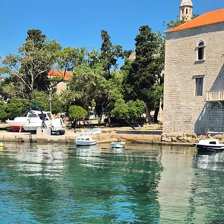 Δωμάτια σε οικογενειακή κατοικία By Osibov, Near Split With Pool *