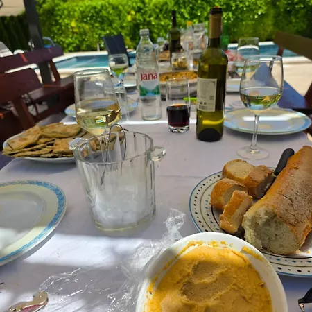 Δωμάτια σε οικογενειακή κατοικία By Osibov Private For Families And Groups With Pool *