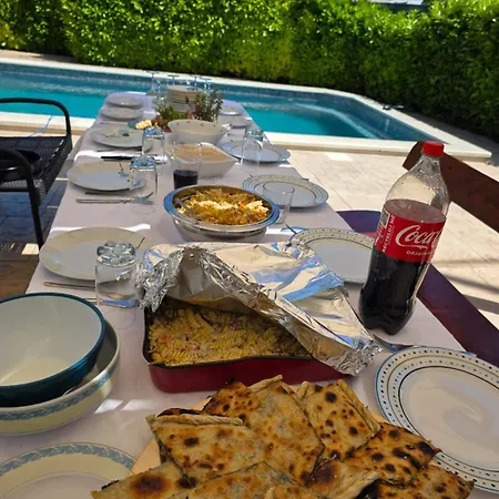 Δωμάτια σε οικογενειακή κατοικία By Osibov Private For Families And Groups With Pool Kaštela