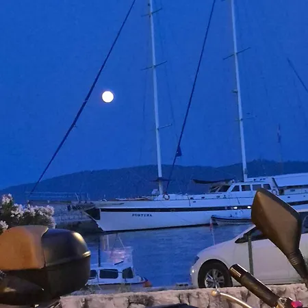 Δωμάτια σε οικογενειακή κατοικία By Osibov, Near Split With Pool *