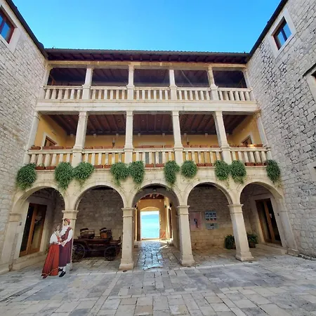By Osibov Private For Families And Groups With Pool Δωμάτια σε οικογενειακή κατοικία Kaštela